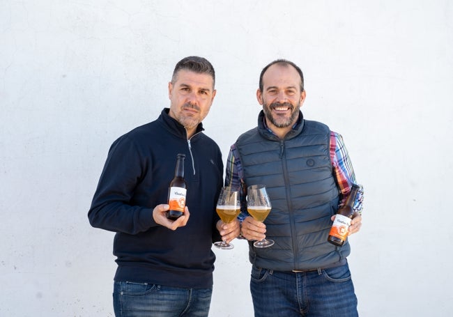 Marcos Gómez, cofundador de Milana Brewing, y Roberto L. Tello, enólogo y Brand ambassador de Bodega Cuatro Rayas