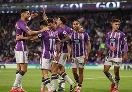 Piña de los jugadores del Pucela en torno a Anuar tras su gol.