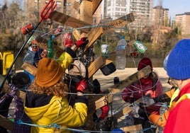 Los voluntarios de la asociación AMA El Pisuerga adornan el árbol en la playa de Las Moreras.