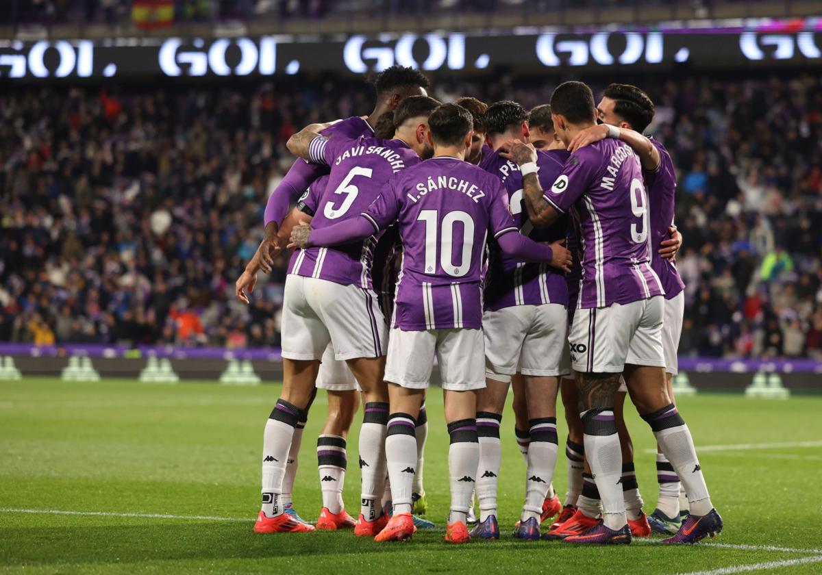 Los jugadores hacen piña para celebrar el gol de Anuar.