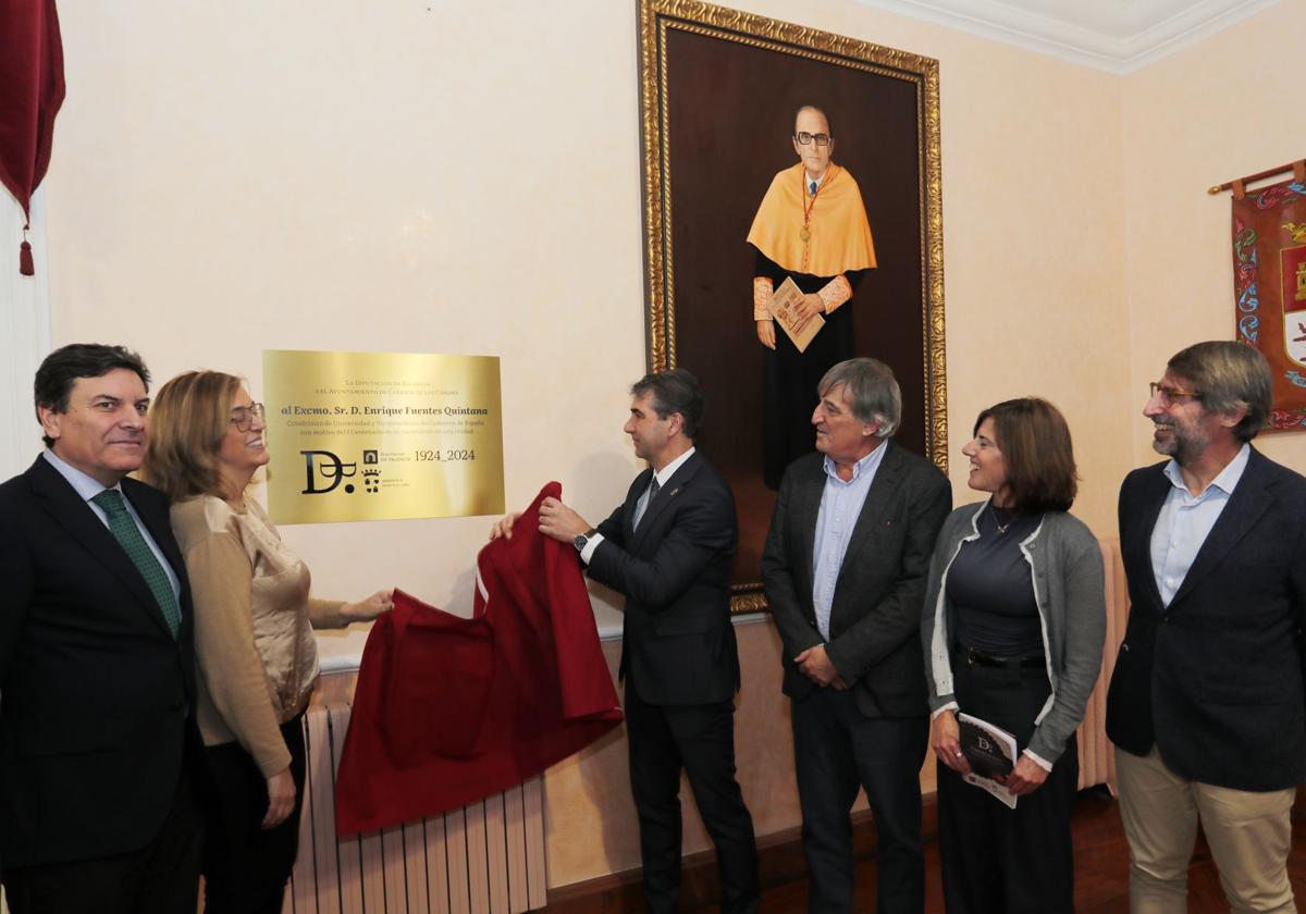 Descubrimiento de la placa en honor de Fuentes Quintana en el Ayuntamiento de Carrión.