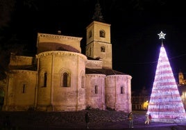 Árbol de Navidad iluminado este año junto a la iglesia de San Millán, en Segovia.