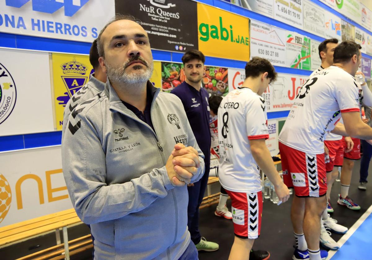 El entrenador del Nava Viveros Herol, Álvaro Senovilla, junto a algunos jugadores en un partido anterior.