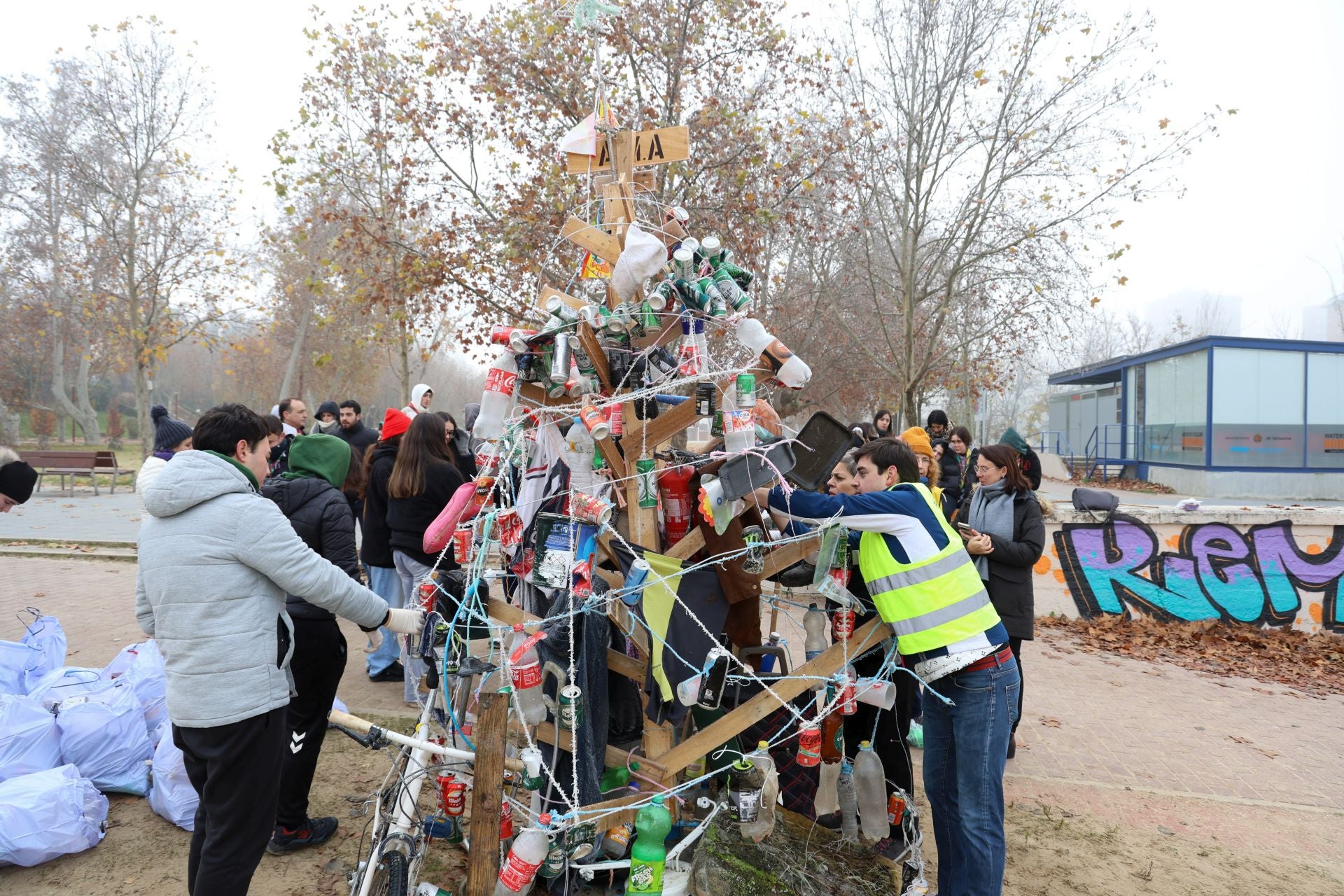 La jornada de recogida de basura junto al Pisuerga, en imágenes