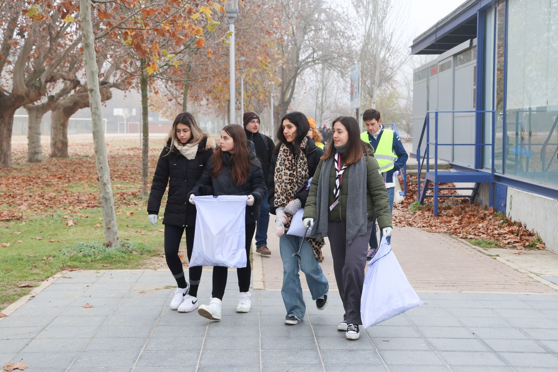 La jornada de recogida de basura junto al Pisuerga, en imágenes