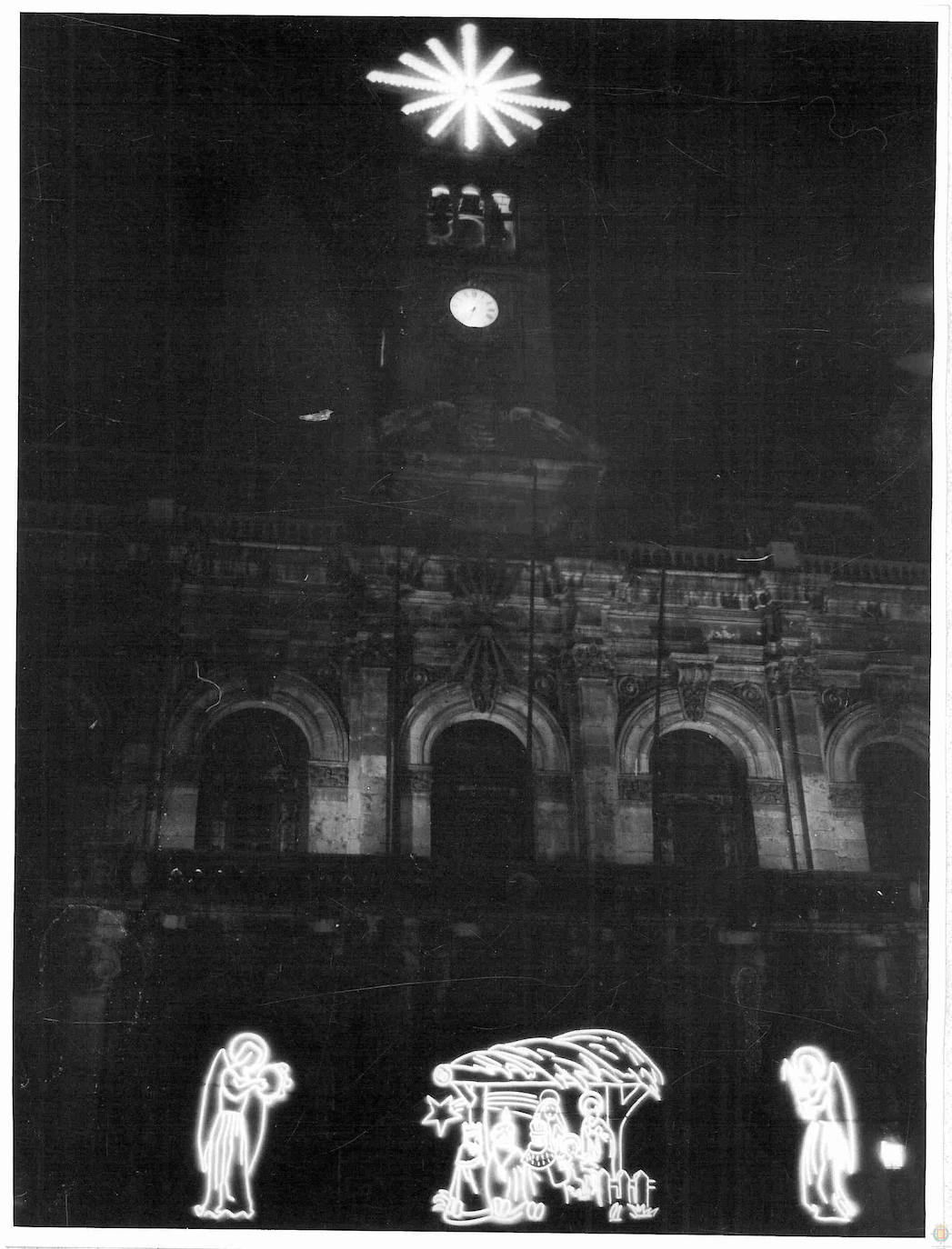 Decoración navideña en la Plaza Mayor en 1972.