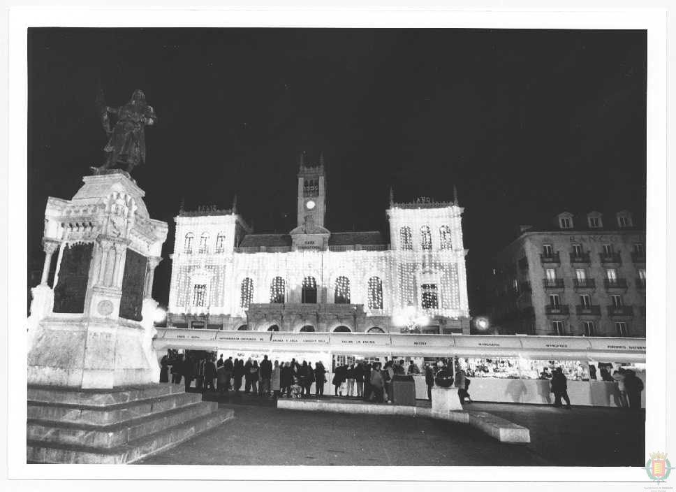 La fachada del Ayuntamiento decorada en 1994.