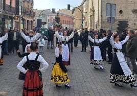 La procesión de la cofradía de San Juan de la Cruz de Rioseco, en imágenes