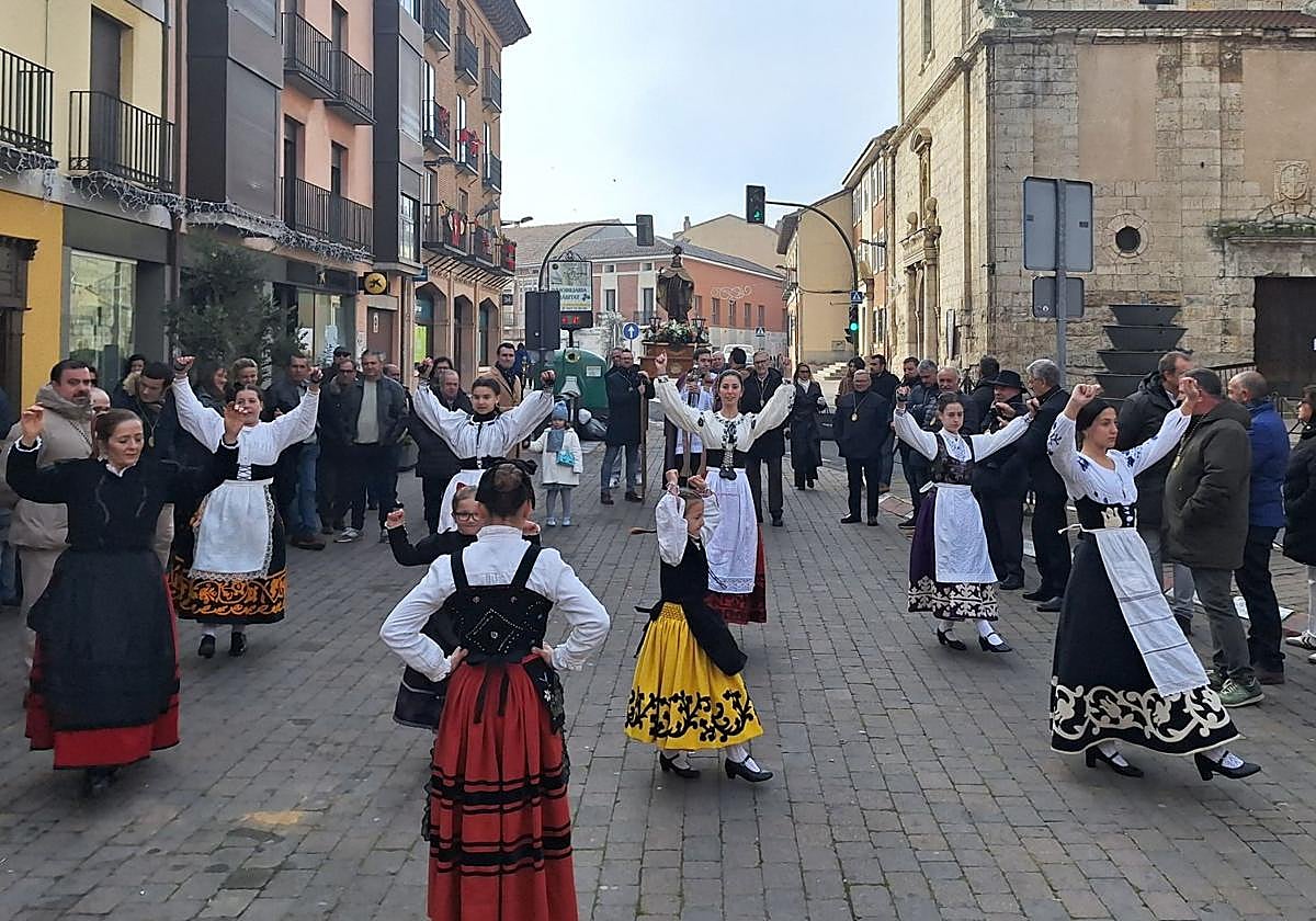 La procesión de la cofradía de San Juan de la Cruz de Rioseco, en imágenes