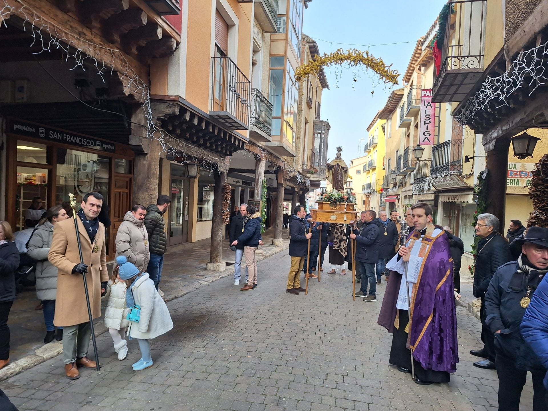 La procesión de la cofradía de San Juan de la Cruz de Rioseco, en imágenes