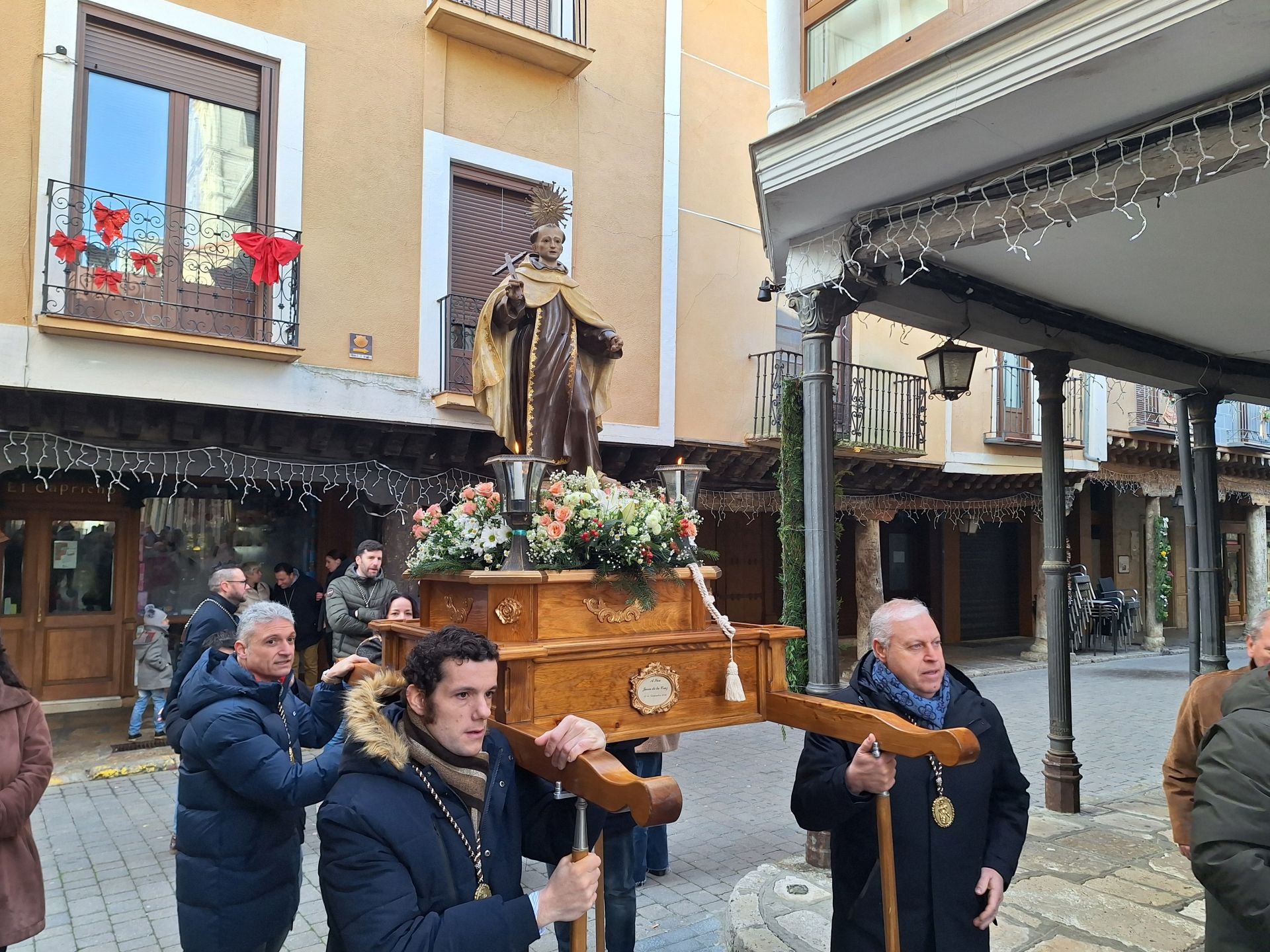 La procesión de la cofradía de San Juan de la Cruz de Rioseco, en imágenes