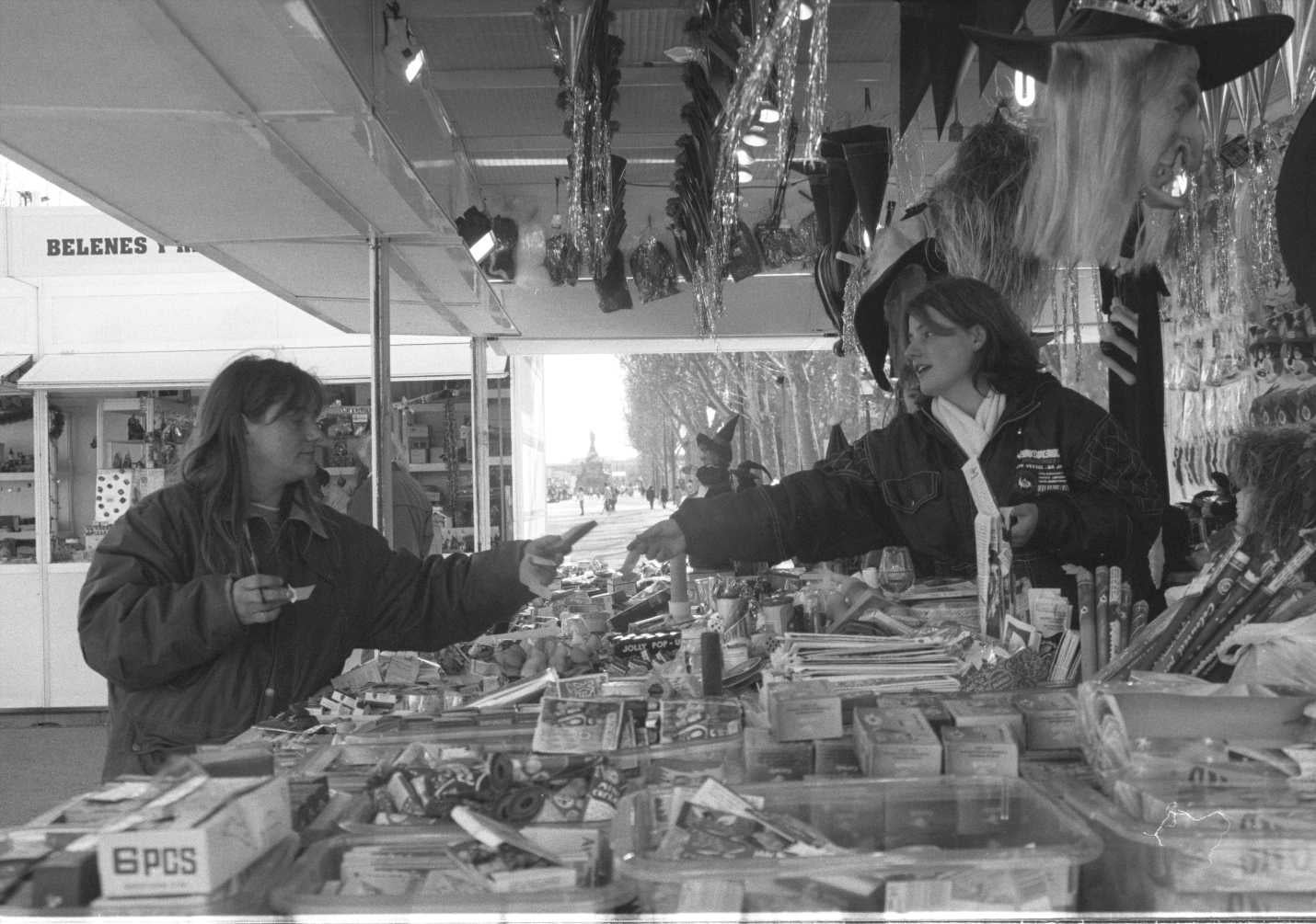 Jóvenes compran artículos de broma en un puesto de venta ambulante en el Campo Grande, en diciembre de 1997.