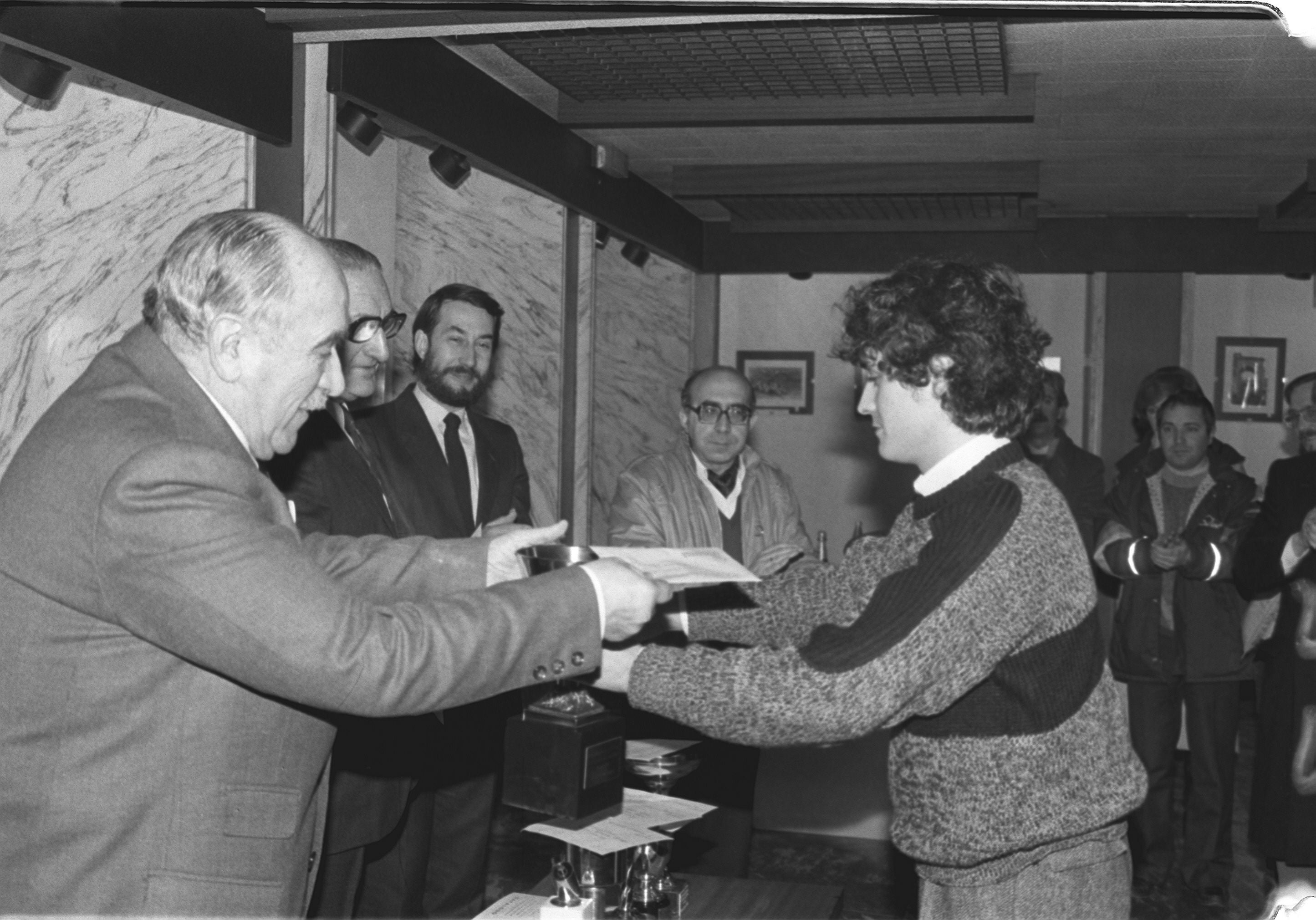 Entrega de premios del XXIII Concurso Nacional Fotográfico de Navidad, organizado por la Asociación Fotográfica Vallisoletana, que tuvo lugar en el salón de actos de la Caja Popular de Valladolid. 11 de enero de 1995.