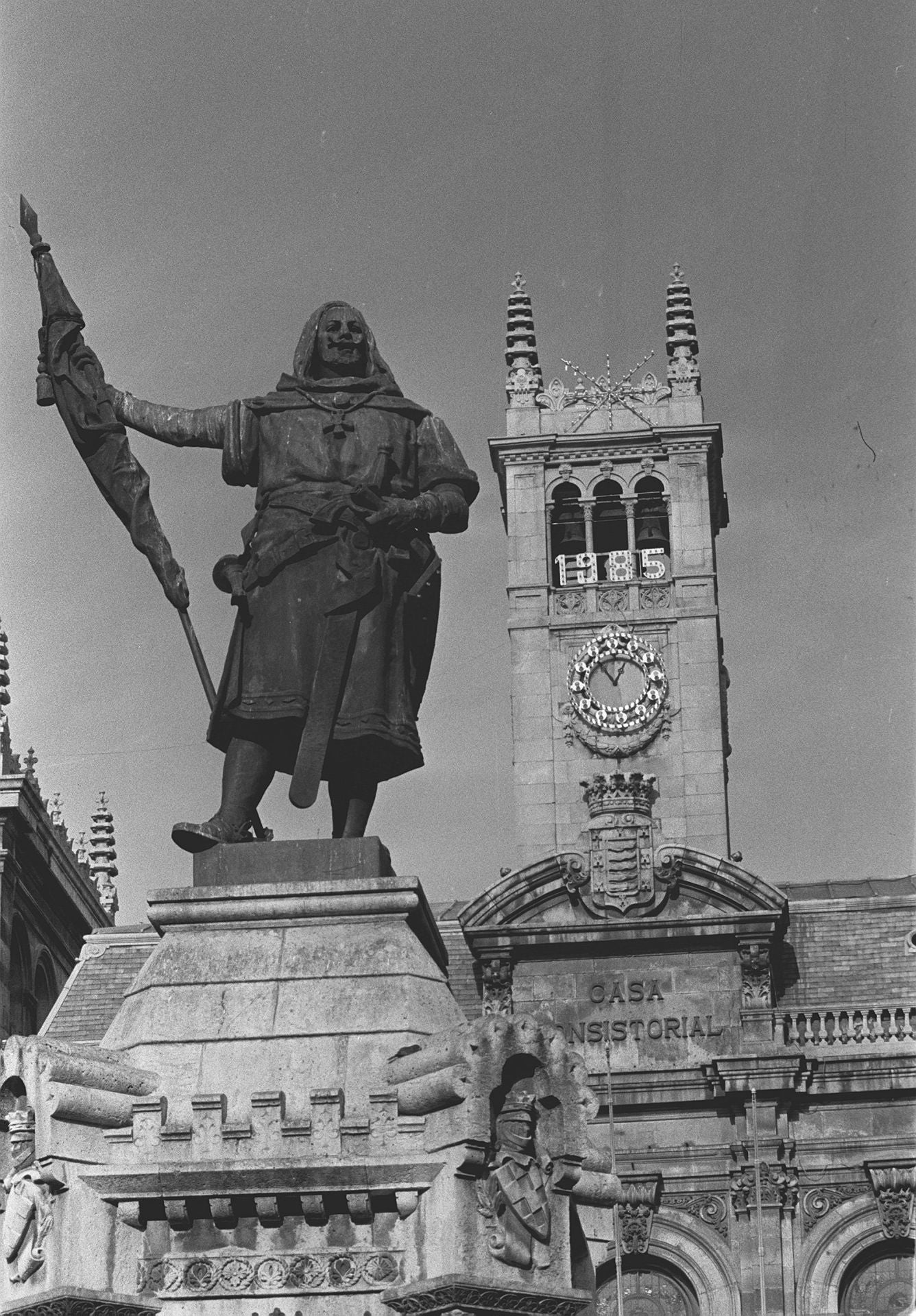 Estatua del Conde Ansúrez y la Casa Consitorial de Valladolid, con la iluminación que anuncia el nuevo año 1985. 25 de diciembre de 1984.