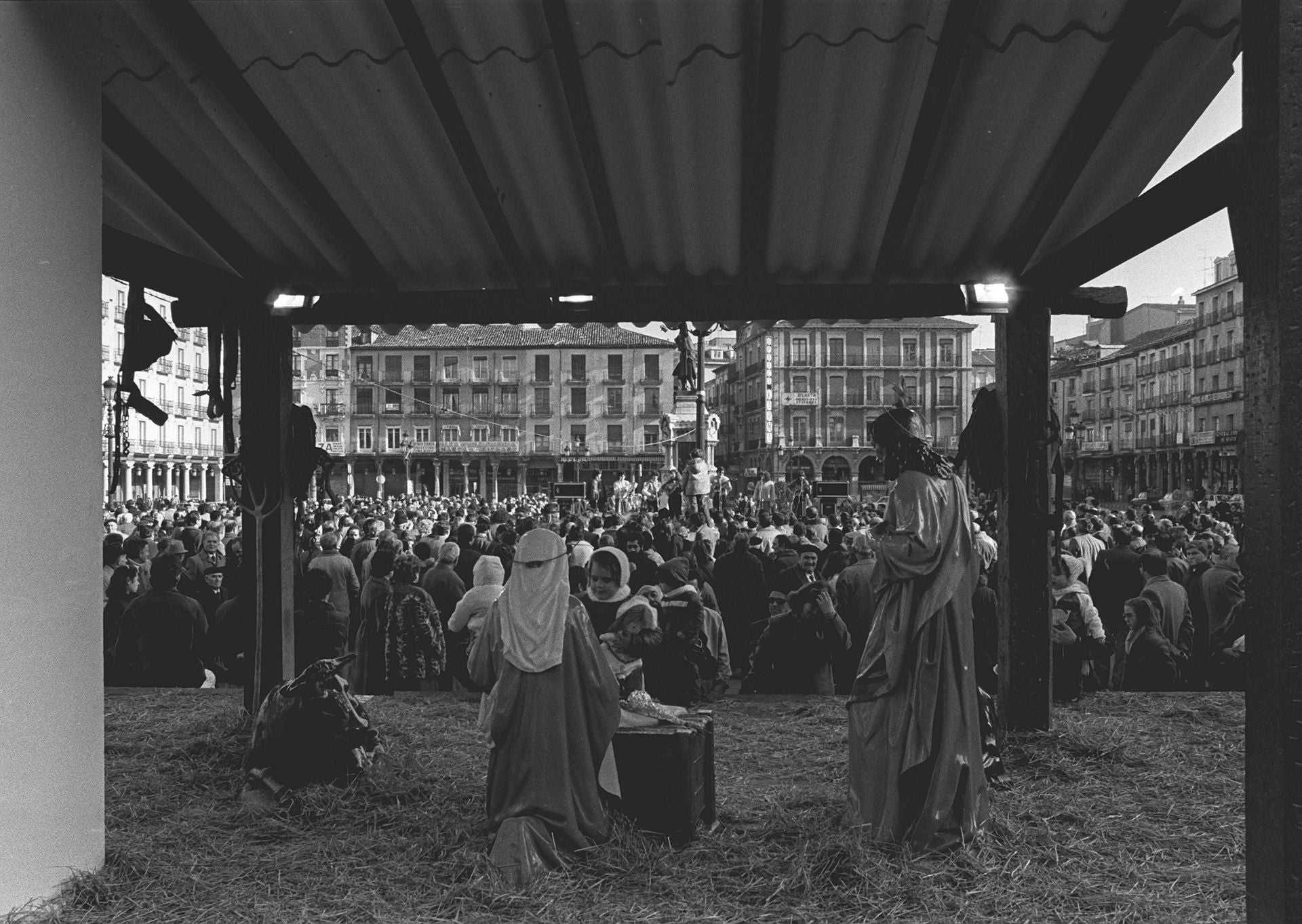 Multitud de gente contempla el Nacimiento de la Plaza Mayor el 25 de diciembre de 1984.