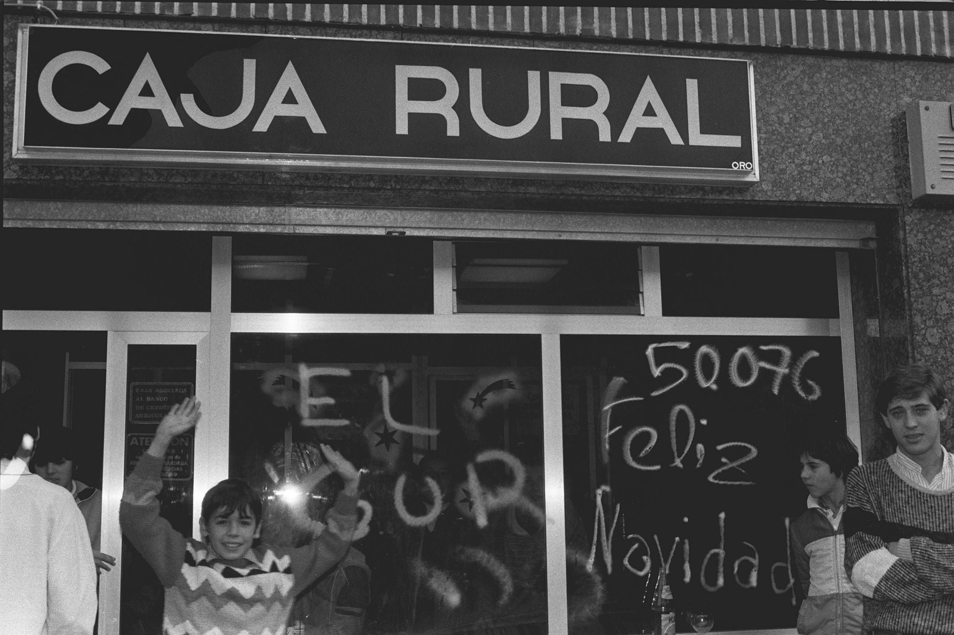 En la Caja Rural de Íscar se pintó el cristal del escaparate con la buena noticia : «El gordo, vendido aquí». 21 de diciembre de 1984.