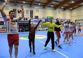 Celebración de los jugadores del Balonmano Nava tras la victoria de este sábado