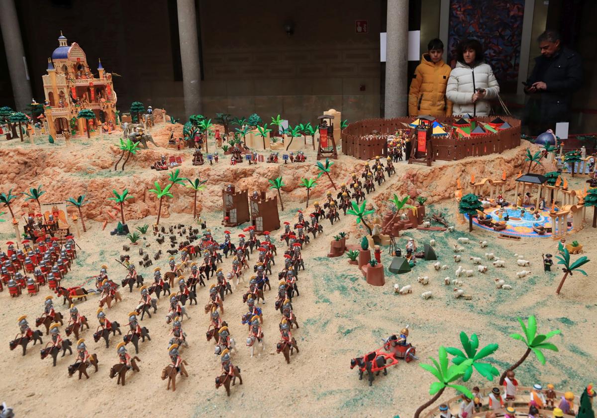 Visitantes contemplan el belén de Playmobil instalado en la Diputación de Segovia.