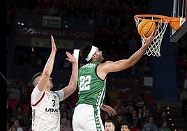 De Bisschop deja una bandeja en presencia de Vucetic.