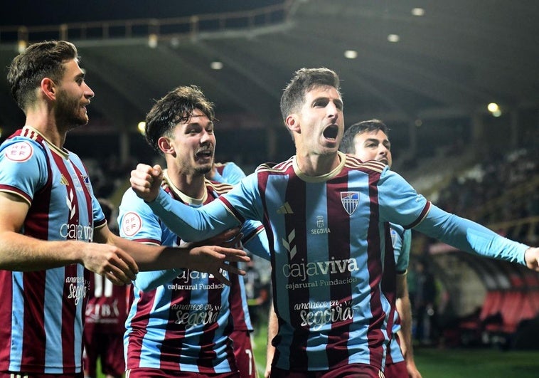 Celebración de uno de los goles de la Segoviana en el Reino de León.