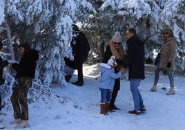 Familias visitan la nieve en la sierra este fin de semana de frío.