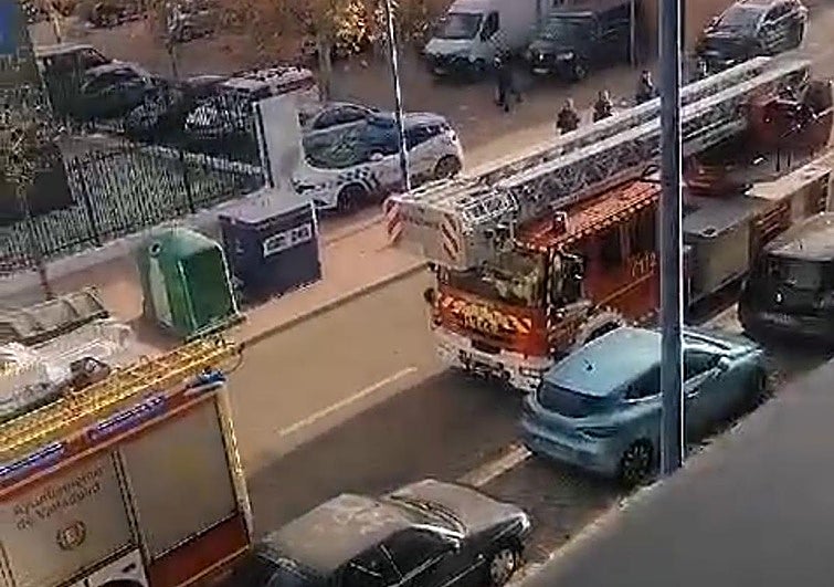 Bomberos en la calle Santa María de la Cabeza, este domingo al mediodía.