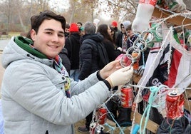 Los participantes en la jornada de recogida de residuos junto al Pisuerga que ha permitido completar el Árbol de la Basuraleza, tras ellos.