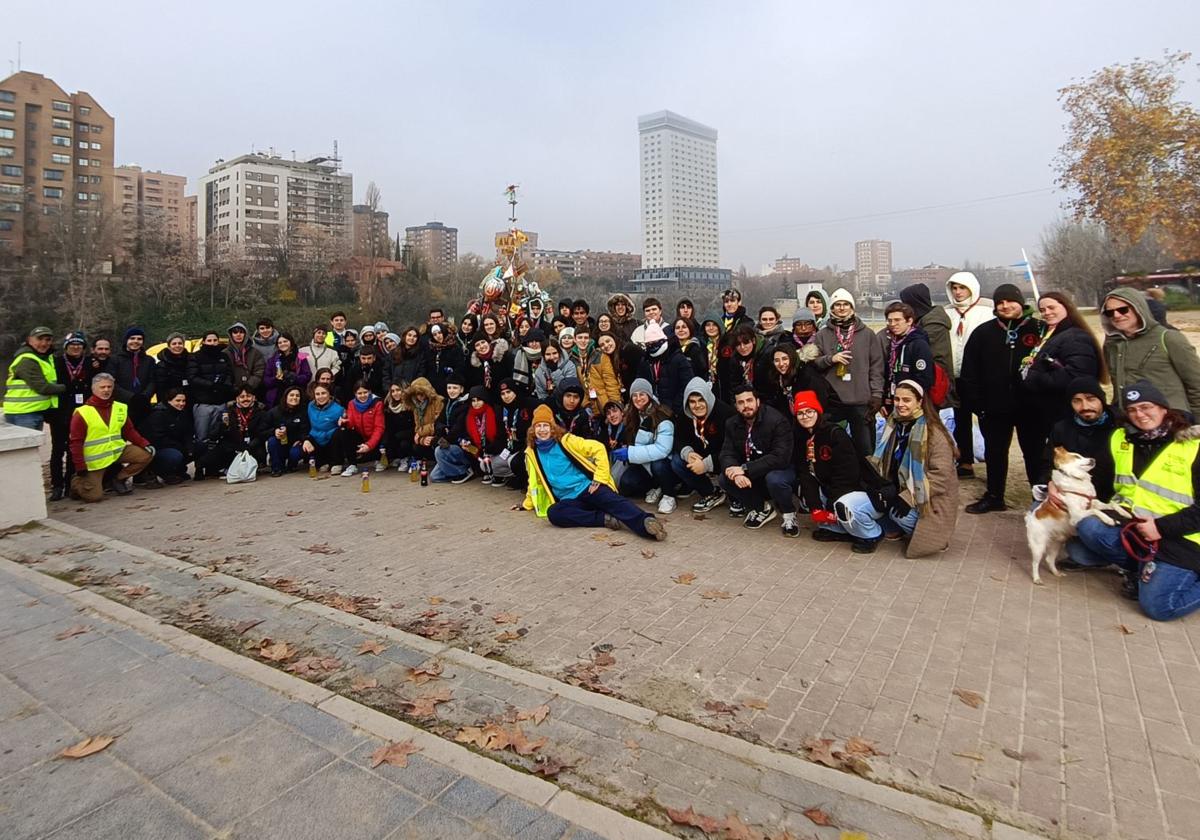 Los participantes en la jornada de recogida de residuos junto al Pisuerga que ha permitido completar el Árbol de la Basuraleza, tras ellos.