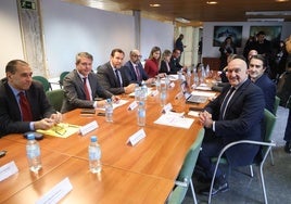 Reunión de la comisión de seguimiento del convenio de integración, este lunes, en la estación de Valladolid, con Óscar Puente, Jesús Julio Carnero y Juan Carlos Suárez-Quiñones.