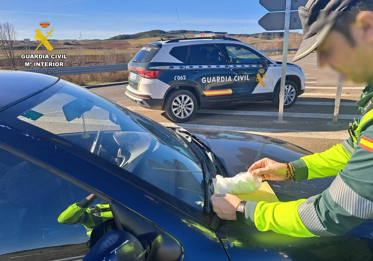 Huye de la Guardia Civil en un control y le detienen con 90 gramos de cocaína