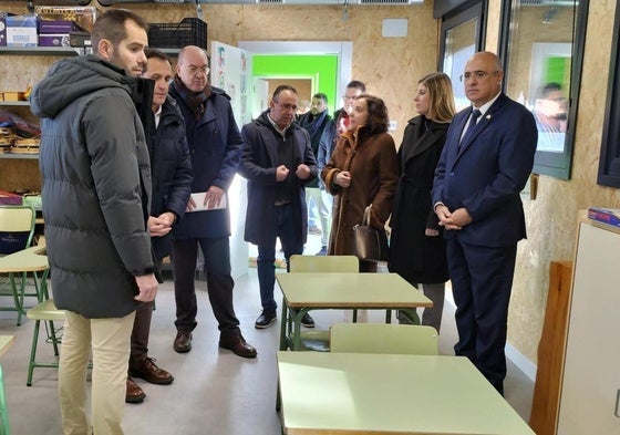 Inauguración de las escuelas y la guardería de Alcazarén tras la obras, este lunes.