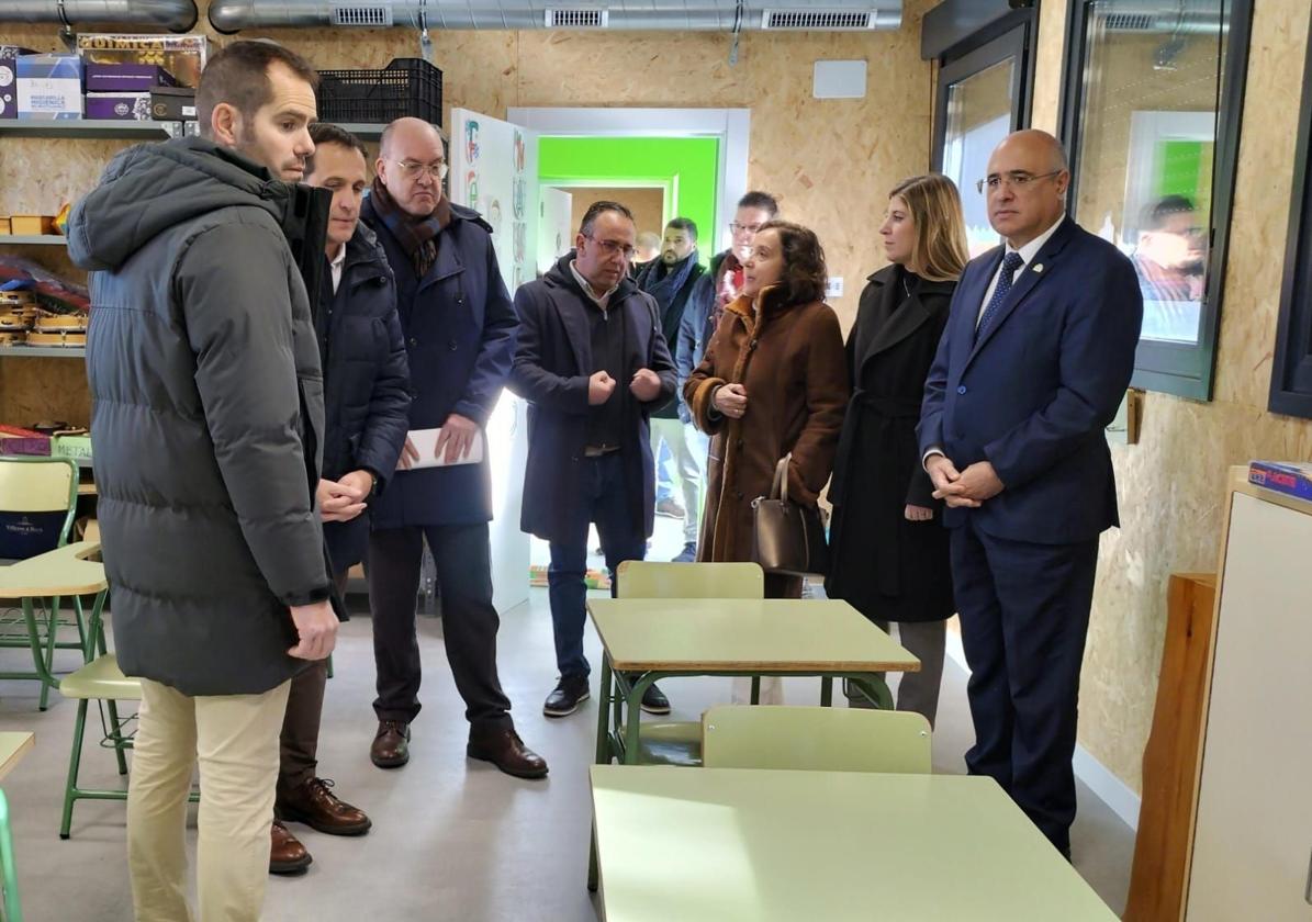 Inauguración de las escuelas y la guardería de Alcazarén tras la obras, este lunes.