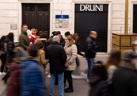 Los carteles de la marca Druni, instalados en el antiguo Zara de Santiago con Constitución.