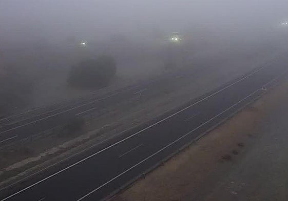 Estado de la A-62 a su paso por Alaejos (Valladolid), a primera hora de este lunes.