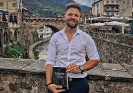 Quique Zanella, policía local de Segovia, con su primera novela.