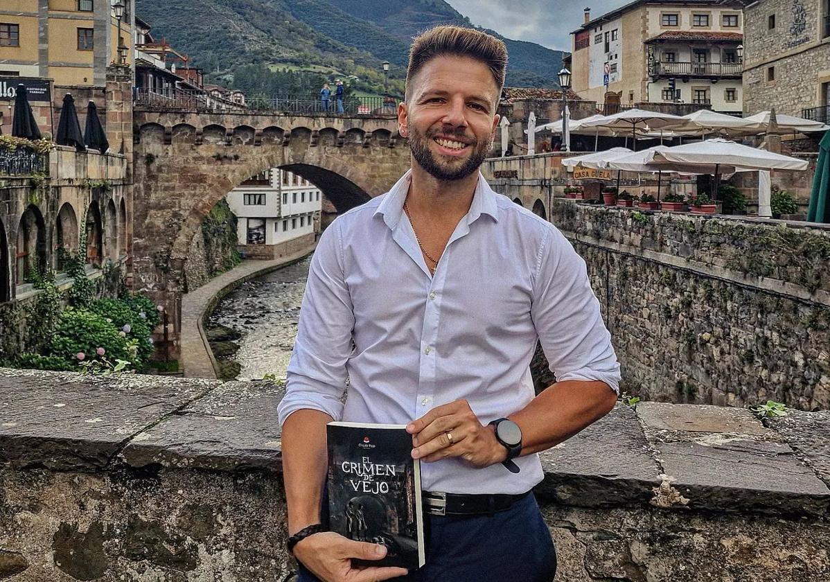 Quique Zanella, policía local de Segovia, con su primera novela.