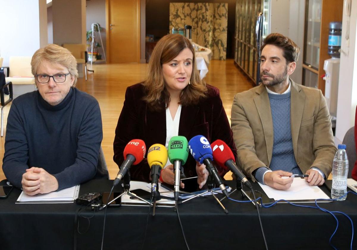 Clara Martín, en el centro, entre los concejales Jesús García Zamora y Miguel Merino, ayer.