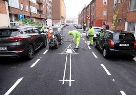 Los operarios rematan el pintado de las marcas viales en la calle Ebro.