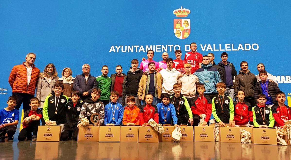 Foto de familia con los premiados en edad alevín.