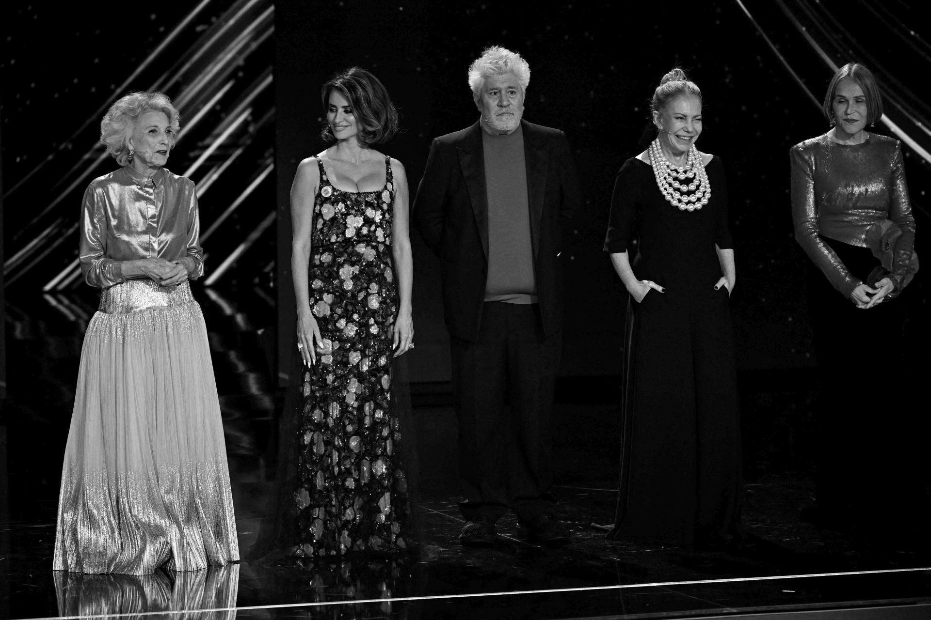 Marisa Paredes junto a Penélope Cruz, Pedro Almodóvar, Cecilia Roth y Antonia San Juan en los Goya 2024 en Valladolid.