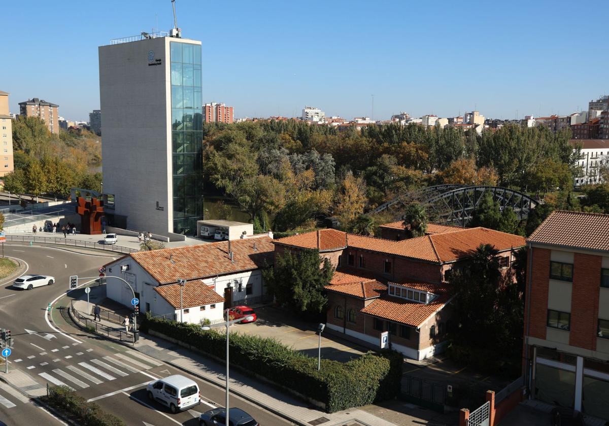 Edificios del restaurante La Goya, junto al Puente Colgante y frente a la sede del CES.