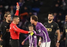 Ortiz Arias muestra la tarjeta roja a Juanmi Latasa durante el último Real Valladolid-Valencia