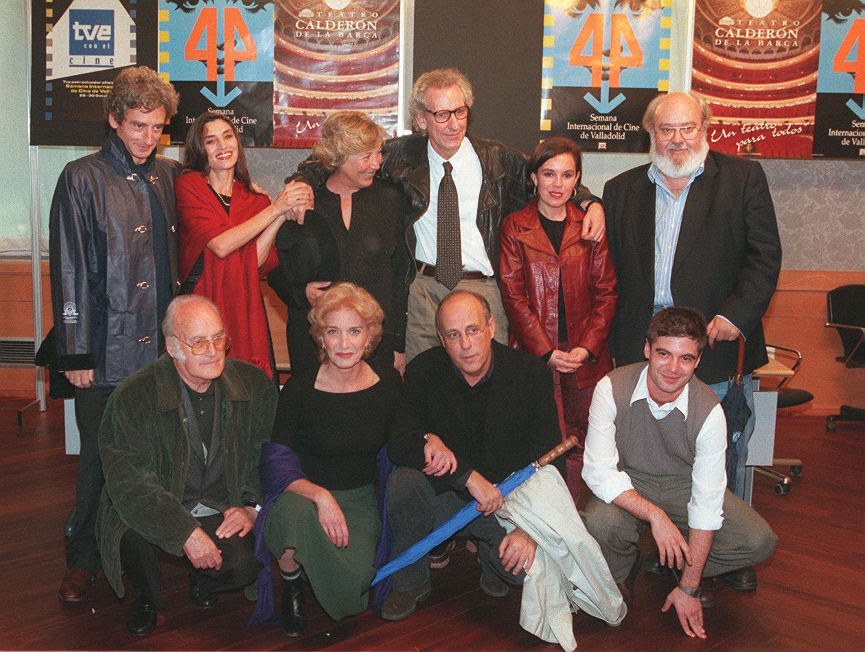 Antonio Gasset, Angela Molina, Mercedes Juste, Jaime Chávarri, Rosa Alvarez, José Luis Cuerda, Gil Parrondo, Marisa Paredes, Manolo Matji y Antolín Romero posando en la semana internacional de Cine de Valladolid de 1999