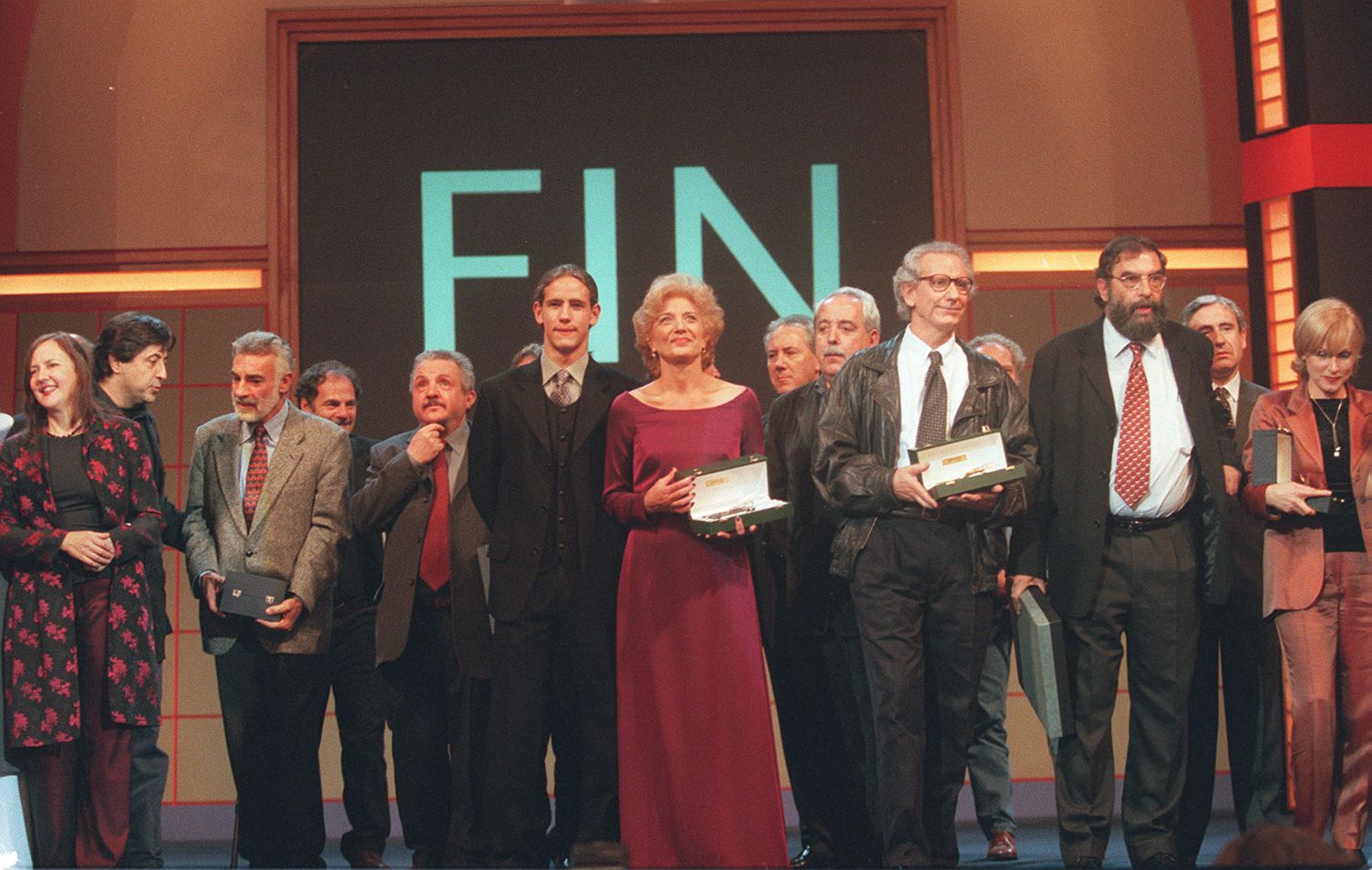 Marisa Paredes, Jaime Chávarri y Gonzalo Miró, al frente de los premiados en la Gala de Clausura de la 44 edición de la Seminci de 1999