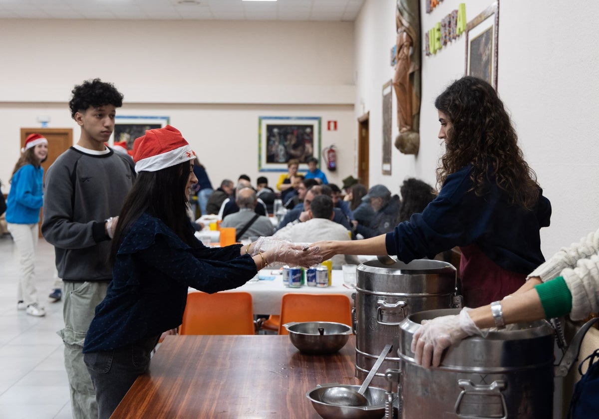 La asociación de voluntarios Asalvo sirve 75 cenas de Navidad.