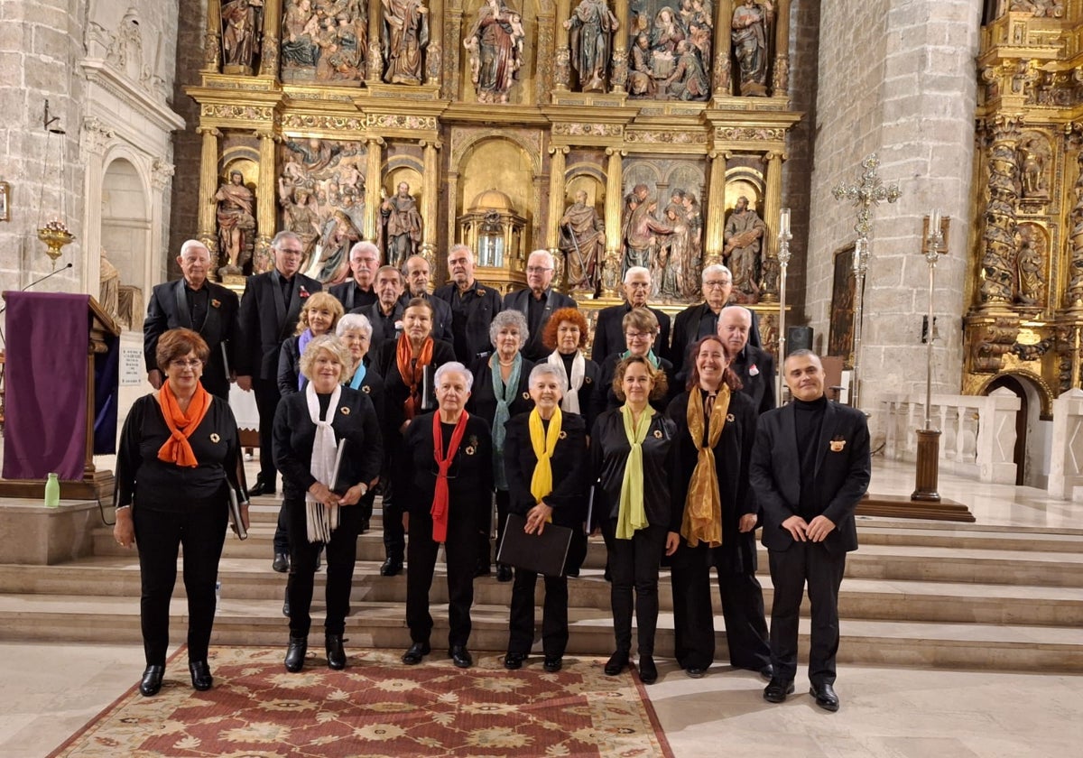 Miembros de la Coral Voces del Duero en el concierto del 40 aniversario junto al actual director, Pablo Román