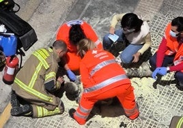 Bomberos y sanitarios de Burgos atienden al hombre quemado en la calle en mayo de este año.