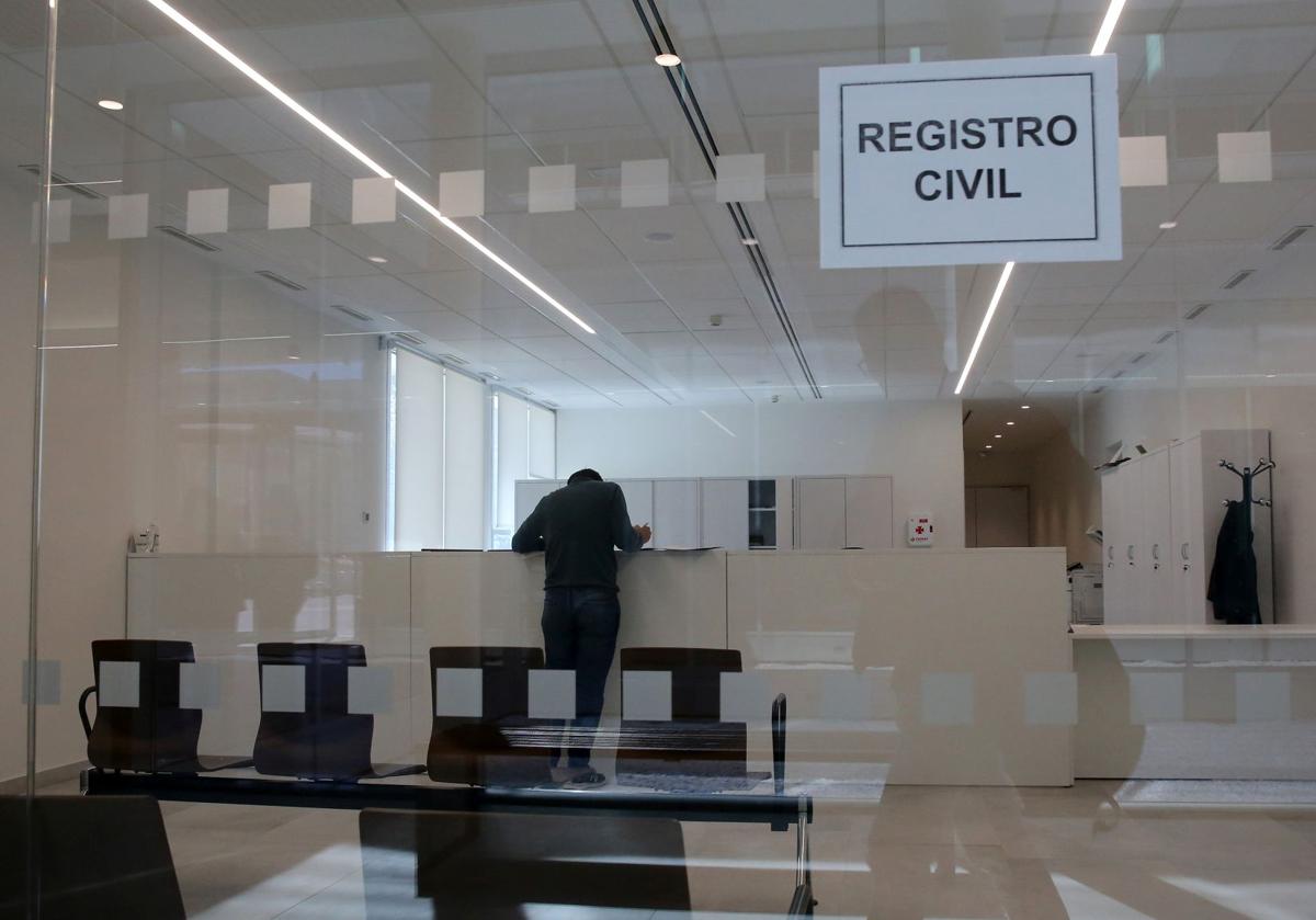 Un usuario en un mostrador de las oficinas del Palacio de Justicia de Segovia.