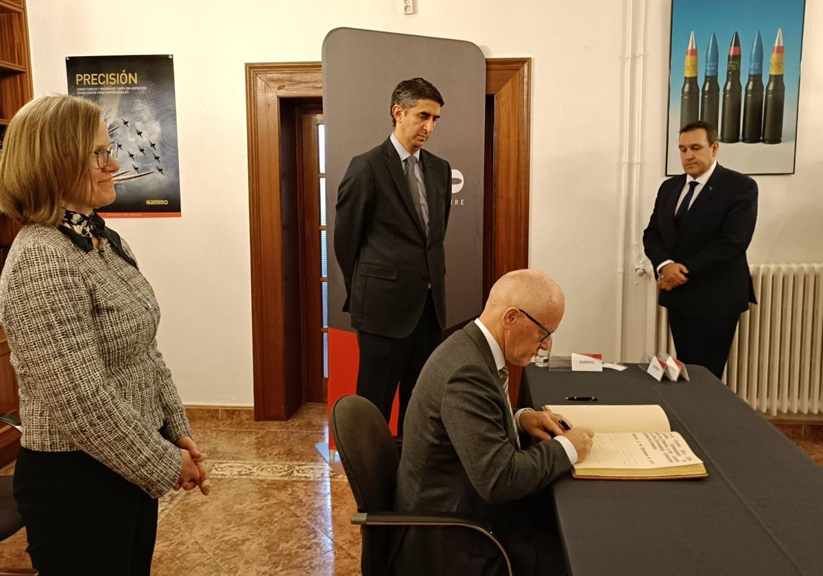 Nils Haugstveit firma, observado por Sari Rautio, Antonio Llamas y César Martín.