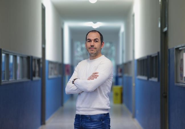 Juan Carlos González en los pasillos del CIFP Río Duero donde imparte clases